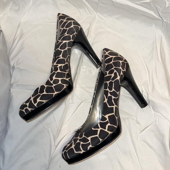 Bandolino Giraffe Print Platform Heels - Picture 3 of 8